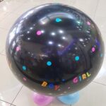רעיון נחמד לחשיפת מין העובר דרך צבע הבלונים שנמצאים בתוך הבלון הגדול.