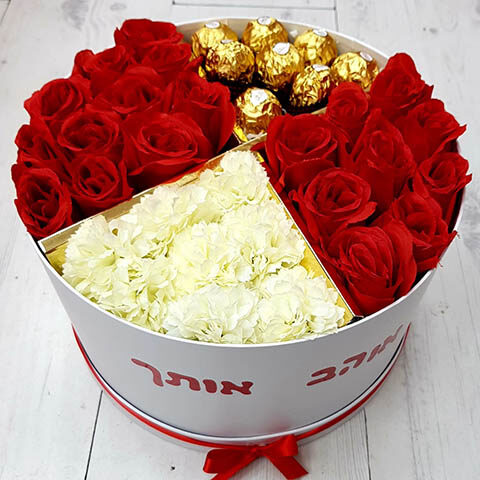 קופסה עם פרחים ושוקולדים